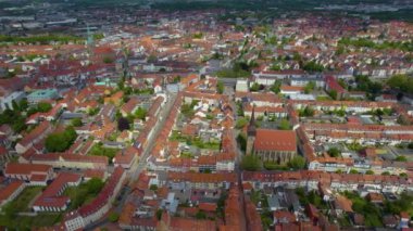  Güneşli bir bahar gününde Almanya 'daki eski bir şehir merkezinin havadan görünüşü