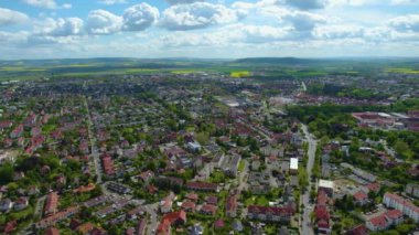  Güneşli bir bahar gününde Almanya 'daki eski bir şehir merkezinin havadan görünüşü