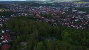  Güneşli bir bahar gününde Almanya 'daki eski bir şehir merkezinin havadan görünüşü