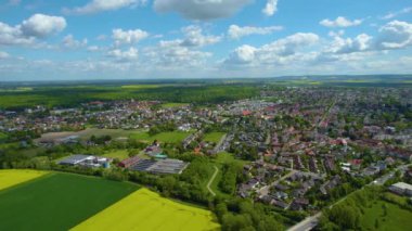  Güneşli bir bahar gününde Almanya 'daki eski bir şehir merkezinin havadan görünüşü