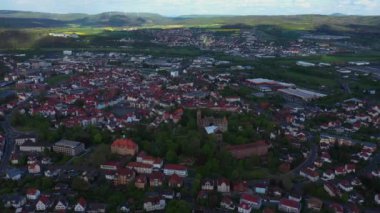  Güneşli bir bahar gününde Almanya 'daki eski bir şehir merkezinin havadan görünüşü