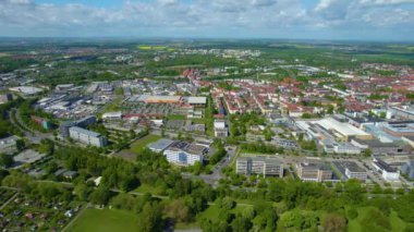  Güneşli bir bahar gününde Almanya 'daki eski bir şehir merkezinin havadan görünüşü