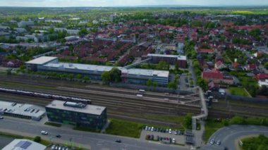  Güneşli bir bahar gününde Almanya 'daki eski bir şehir merkezinin havadan görünüşü