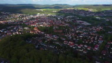 Güneşli bir bahar gününde Almanya 'daki eski bir şehir merkezinin havadan görünüşü