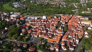  Güneşli bir bahar gününde Almanya 'daki eski bir şehir merkezinin havadan görünüşü