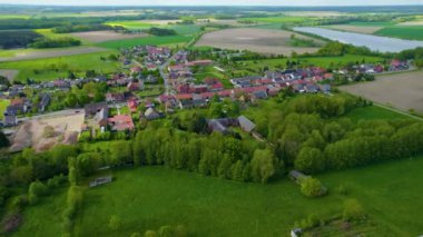  Güneşli bir bahar gününde Almanya 'daki eski bir şehir merkezinin havadan görünüşü