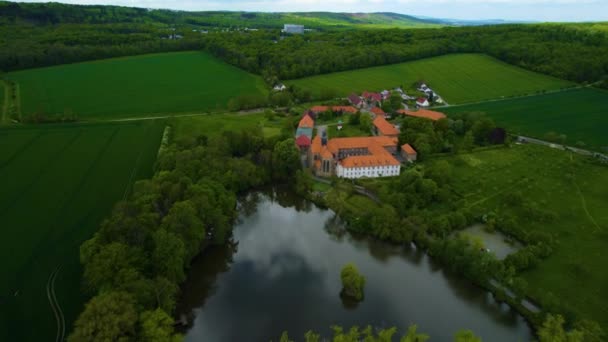 晴れた春の日にドイツの古い町の中心部の空中ビュー — ストック動画