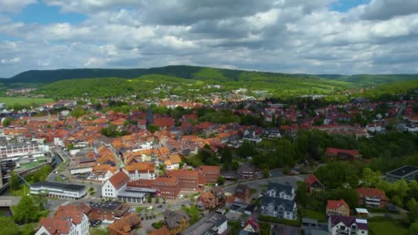 晴れた春の日にドイツの古い町の中心部の空中ビュー — ストック動画
