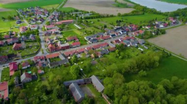  Güneşli bir bahar gününde Almanya 'daki eski bir şehir merkezinin havadan görünüşü