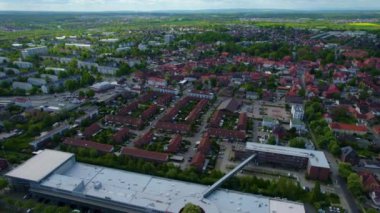  Güneşli bir bahar gününde Almanya 'daki eski bir şehir merkezinin havadan görünüşü