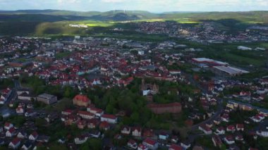  Güneşli bir bahar gününde Almanya 'daki eski bir şehir merkezinin havadan görünüşü