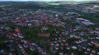  Güneşli bir bahar gününde Almanya 'daki eski bir şehir merkezinin havadan görünüşü