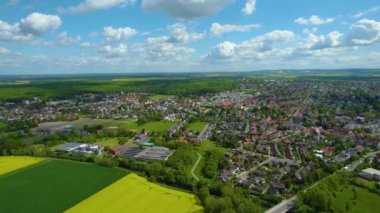  Güneşli bir bahar gününde Almanya 'daki eski bir şehir merkezinin havadan görünüşü