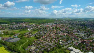  Güneşli bir bahar gününde Almanya 'daki eski bir şehir merkezinin havadan görünüşü