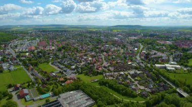  Güneşli bir bahar gününde Almanya 'daki eski bir şehir merkezinin havadan görünüşü