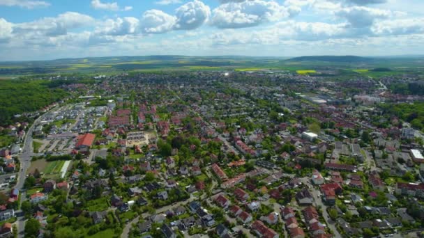  Luftaufnahme einer Altstadt in Deutschland an einem sonnigen Frühlingstag