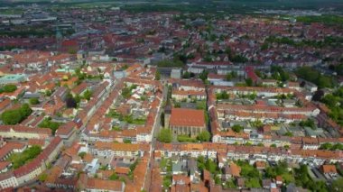  Güneşli bir bahar gününde Almanya 'daki eski bir şehir merkezinin havadan görünüşü