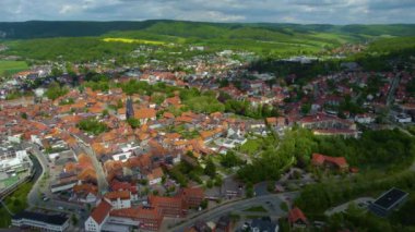  Almanya 'daki eski bir şehir merkezinin havadan görünüşü, güneşli bir bahar gününde Bavyera