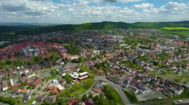  Almanya 'daki eski bir şehir merkezinin havadan görünüşü, güneşli bir bahar gününde Bavyera