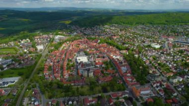  Almanya 'daki eski bir şehir merkezinin havadan görünüşü, güneşli bir bahar gününde Bavyera