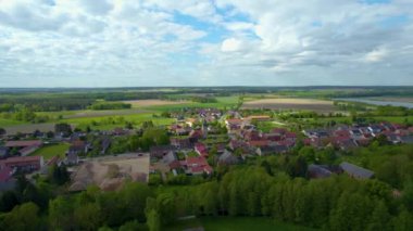  Almanya 'daki eski bir şehir merkezinin havadan görünüşü, güneşli bir bahar gününde Bavyera