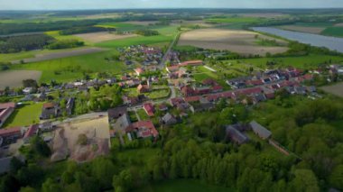  Almanya 'daki eski bir şehir merkezinin havadan görünüşü, güneşli bir bahar gününde Bavyera