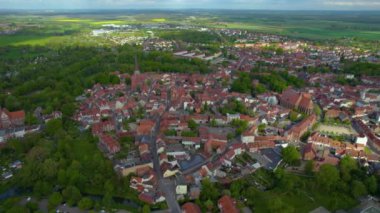  Almanya 'daki eski bir şehir merkezinin havadan görünüşü, güneşli bir bahar gününde Bavyera