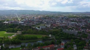  Almanya 'daki eski bir şehir merkezinin havadan görünüşü, güneşli bir bahar gününde Bavyera