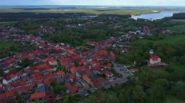  Almanya 'daki eski bir şehir merkezinin havadan görünüşü, güneşli bir bahar gününde Bavyera