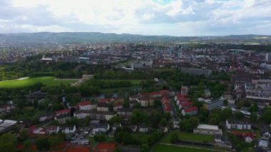  Almanya 'daki eski bir şehir merkezinin havadan görünüşü, güneşli bir bahar gününde Bavyera