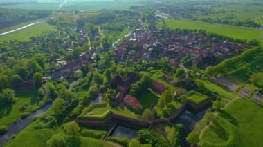  Almanya 'daki eski bir şehir merkezinin havadan görünüşü, güneşli bir bahar gününde Bavyera
