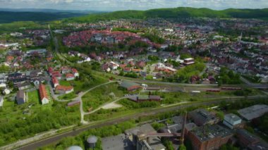  Almanya 'daki eski bir şehir merkezinin havadan görünüşü, güneşli bir bahar gününde Bavyera