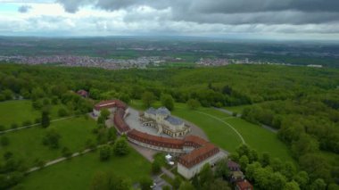Leonberg Sarayı çevresindeki hava manzarası ve Almanya 'da Schloss Yalnızlığı ilkbaharda bulutlu bir günde.