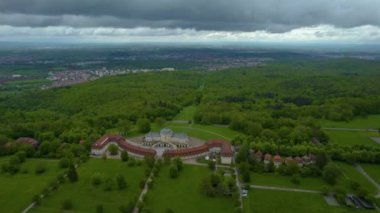 Leonberg Sarayı çevresindeki hava manzarası ve Almanya 'da Schloss Yalnızlığı ilkbaharda bulutlu bir günde.