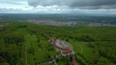 Leonberg Sarayı çevresindeki hava manzarası ve Almanya 'da Schloss Yalnızlığı ilkbaharda bulutlu bir günde.