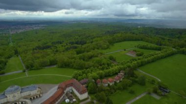 Leonberg Sarayı çevresindeki hava manzarası ve Almanya 'da Schloss Yalnızlığı ilkbaharda bulutlu bir günde.