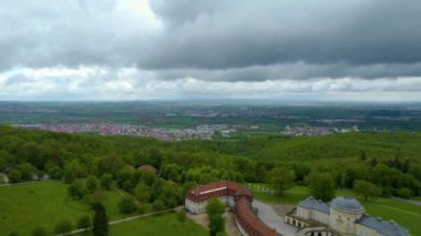 Leonberg Sarayı çevresindeki hava manzarası ve Almanya 'da Schloss Yalnızlığı ilkbaharda bulutlu bir günde.