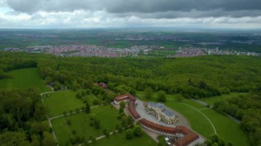 Leonberg Sarayı çevresindeki hava manzarası ve Almanya 'da Schloss Yalnızlığı ilkbaharda bulutlu bir günde.
