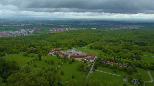 市内の空中パノラマビューレオンバーグと宮殿シュロス春の曇りの日にドイツの孤独 — ストック動画