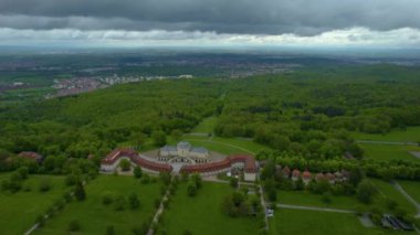 Leonberg Sarayı çevresindeki hava manzarası ve Almanya 'da Schloss Yalnızlığı ilkbaharda bulutlu bir günde.