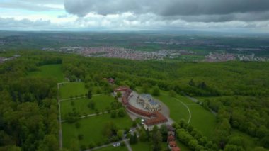 Leonberg Sarayı çevresindeki hava manzarası ve Almanya 'da Schloss Yalnızlığı ilkbaharda bulutlu bir günde.