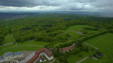 Leonberg Sarayı çevresindeki hava manzarası ve Almanya 'da Schloss Yalnızlığı ilkbaharda bulutlu bir günde.