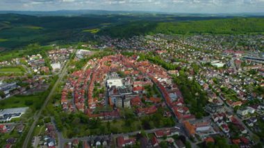  Almanya 'daki eski bir şehir merkezinin havadan görünüşü, güneşli bir bahar gününde Bavyera