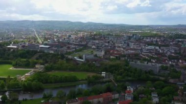  Almanya 'daki eski bir şehir merkezinin havadan görünüşü, güneşli bir bahar gününde Bavyera
