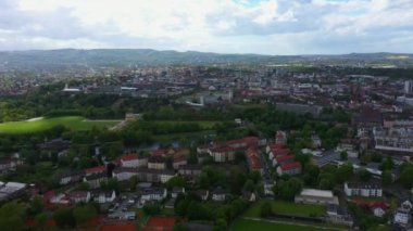  Almanya 'daki eski bir şehir merkezinin havadan görünüşü, güneşli bir bahar gününde Bavyera