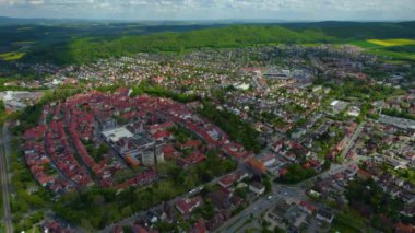  Almanya 'daki eski bir şehir merkezinin havadan görünüşü, güneşli bir bahar gününde Bavyera