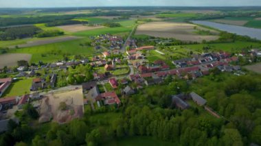  Almanya 'daki eski bir şehir merkezinin havadan görünüşü, güneşli bir bahar gününde Bavyera