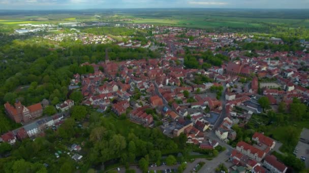 日当たりの良い春の日にドイツ バイエルン州の旧市街中心部の空中ビュー — ストック動画