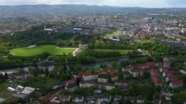  Almanya 'daki eski bir şehir merkezinin havadan görünüşü, güneşli bir bahar gününde Bavyera