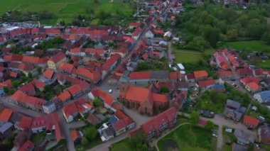  Almanya 'daki eski bir şehir merkezinin havadan görünüşü, güneşli bir bahar gününde Bavyera